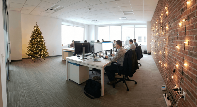 Svetielka sú super, ale majú jasné pravidlá používania Vianočná výzdoba v kancelárii – bezpečne a s rozumom